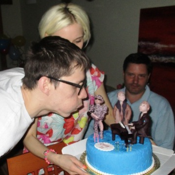 Денис Котельников, креативный подарочный торт, артист, актре, задувает свечки