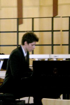 Денис Котельников играет на рояле, выпускной экзамен, Хоровое училище им. Свешникова